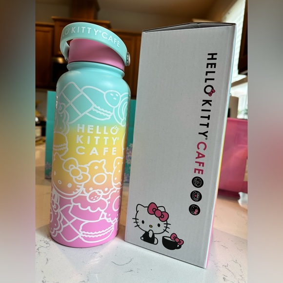 Exclusive 💫💫🌟new in box Hello Kitty Cafe 32 oz. Water bottle 💕💛🩵🎀 - Picture 2 of 6